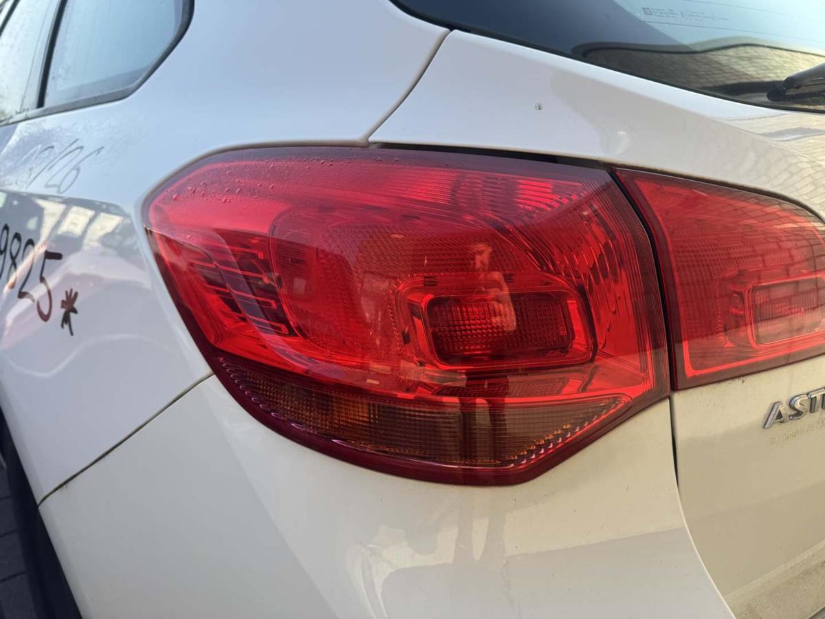 Opel Astra J Sports Tourer original R&uuml;cklicht R&uuml;ckleuchte Schlussleuchte links au&szlig;en Kombi Bj.2012